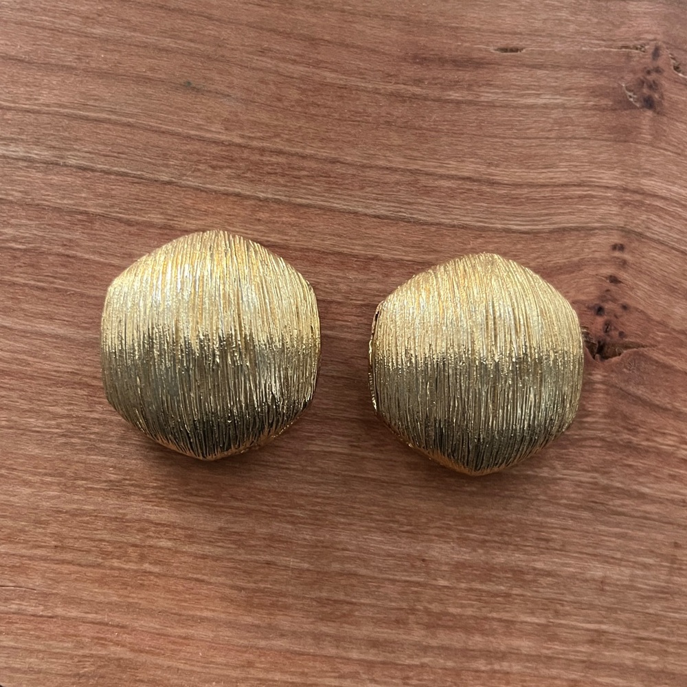 Les Bernard vintage gold tone clip earrings!